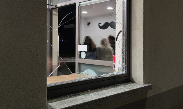 La finestra sfondata di uno degli esercizi commerciali colpiti