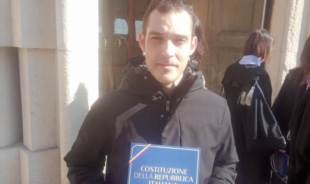 Varese, prende ferie per difendere la Costituzione