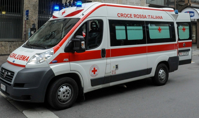 Busto, ragazza di 22 anni precipita dal balcone: salva