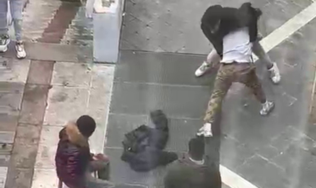 Un’immagine del video che ha ripreso la rissa nel  centro di Varese