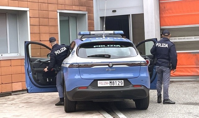 «Mi conoscete già». E aggredisce un poliziotto