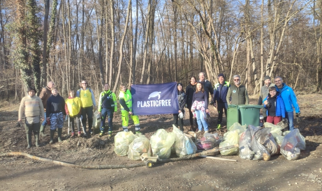 I volontari che hanno effettuato la pulizia nei boschi