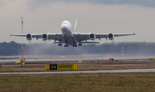 I rimborsi dei biglietti dovrebbero essere automatici per rispettare pienamente la normativa europea (foto Archivio)