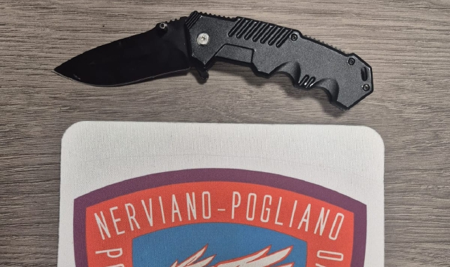 Il coltello sequestrato dalla polizia locale