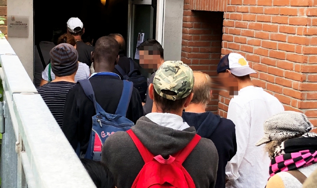 Botte tra disperati in fila alla mensa Brunella