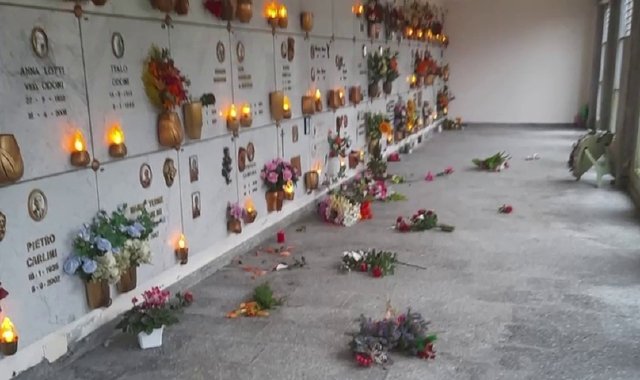 I danni al cimitero dopo il passaggio dei vandali