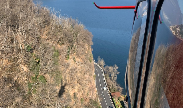 L’intervento dell’elicottero dei  vigili del fuoco sopra Porto Ceresio