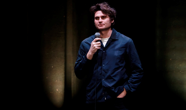 Angelo Duro sul palco del Teatro Galleria di Legnano