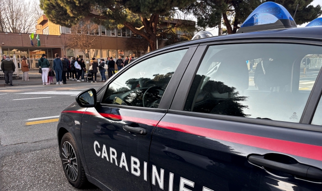 I carabinieri davanti alle scuole Manzoni