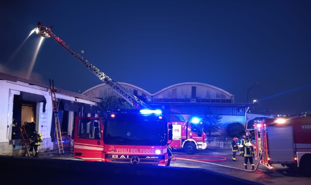 Fiamme nel capannone, allarme a Gorla