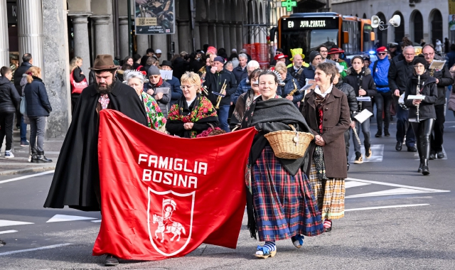 Il primo corteo, sabato 1 marzo, all’apertura della settimana del Carnevale bosino  (foto Blitz)