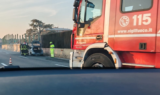 L’intervento dei vigili del fuoco ha spento l’auto in fiamme sull’A8
