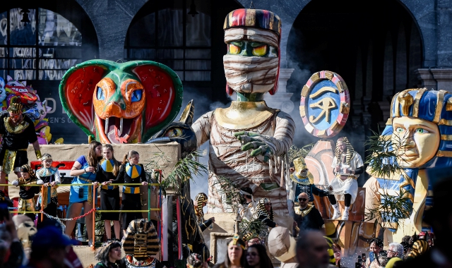 La sfilata dei carri nel cuore della città  (foto Blitz)