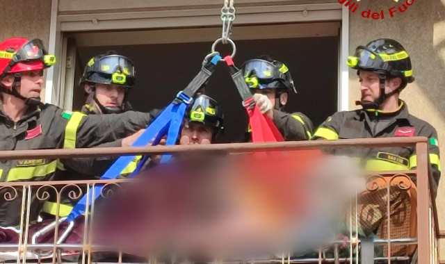 Luino, deve andare in ospedale: arriva l'autoscala