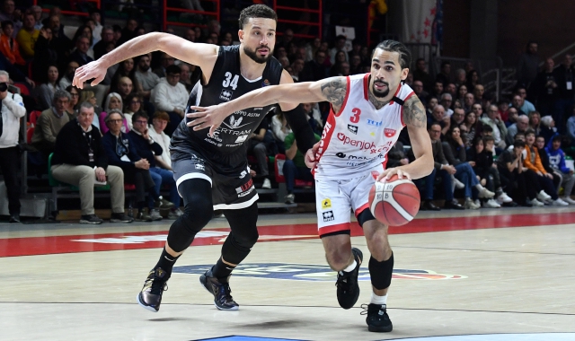 Elijah Mitrou-Long marcato da Kyle Weems (Foto Ciamillo)