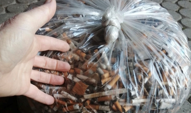 Il volontario di Induno Olona ha raccolto ventunmila mozziconilungo la Statale 233, nella zona delle Grotte di Valganna 