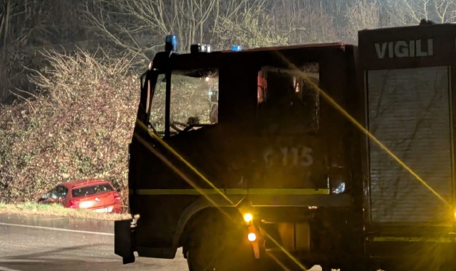 L’intervento dei vigili del fuoco per l’auto uscita di strada