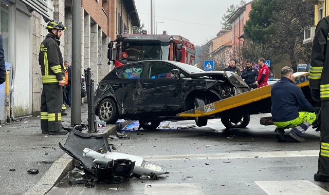 L’incidente in corso Sempione  (foto Blitz)