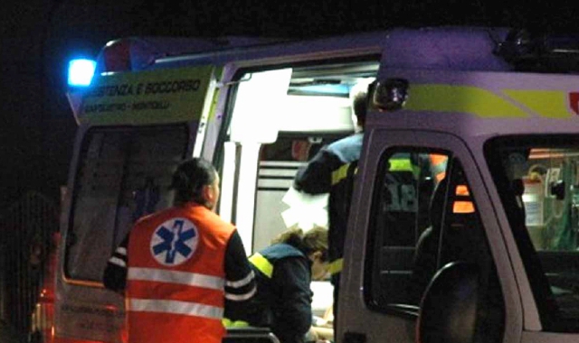 I soccorritori hanno trasportato il giovane in ospedale (foto Archivio)