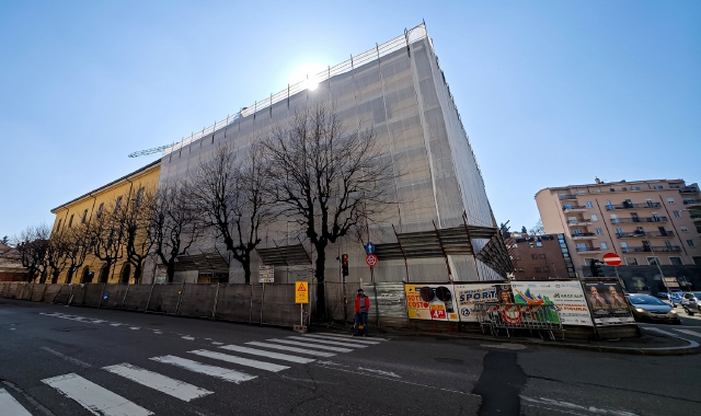I ponteggi sulla facciata dell’ex Caserma Garibaldi (foto Matteo Canevari/BLITZ)