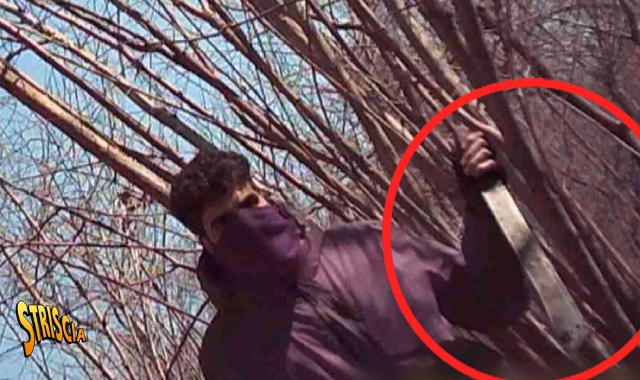 Lo spacciatore con il machete in mano