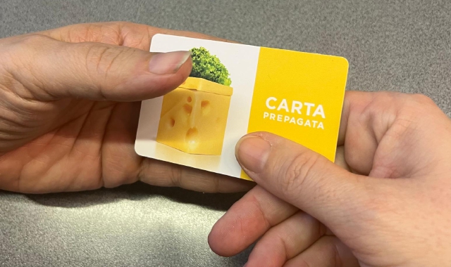 Una delle carte prepagate consegnate