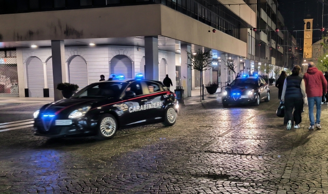 Controlli dei carabinieri in centro a Saronno (foto Blitz)