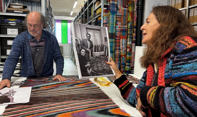 Rosita Missoni mostra un’immagine dei suoi genitori