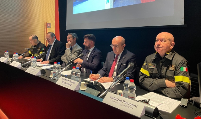 Questa mattina la consegna delle chiavi degli alloggi per i vigili del fuoco alla presenza di numerose autorità (foto Puricelli, Blitz)