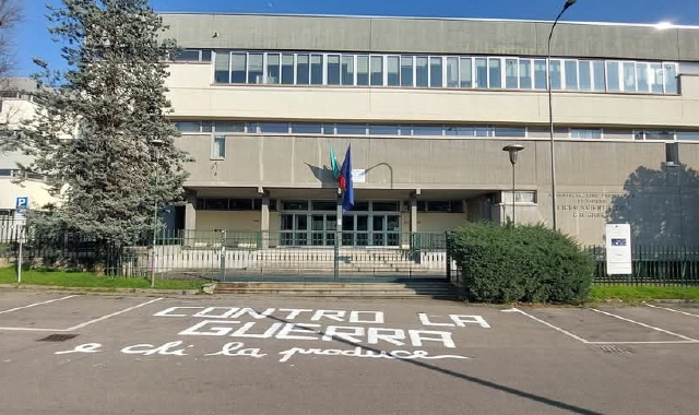 «No alla guerra»: il messaggio lasciato davanti al liceo