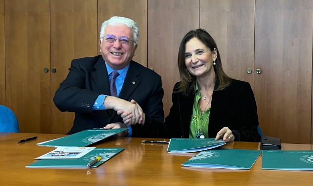 Stretta di mano tra Marco Ascoli e Maria Pierro