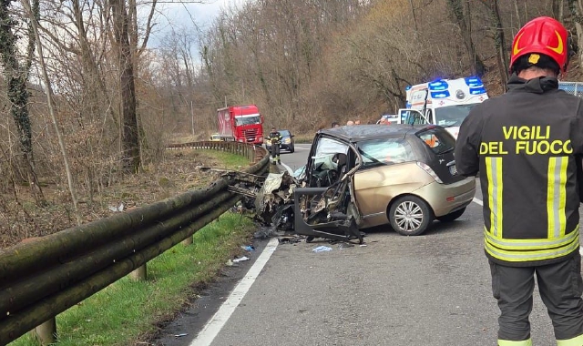 Valganna, scontro fra auto e furgone: gravi due ragazzi