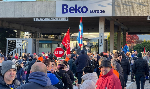 Uno degli scioperi che aveva coinvolto lo stabilimento Beko di Cassinetta di Biandronno negli scorsi mesi (foto Archivio)