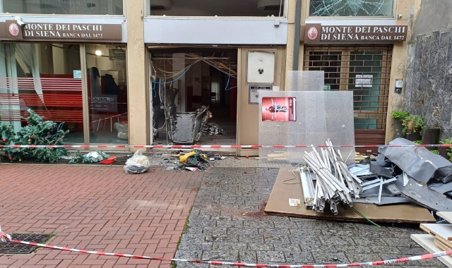 Fanno esplodere il bancomat e scappano col bottino