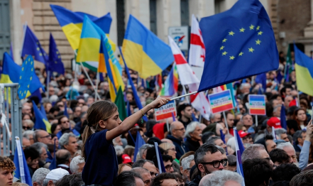 Tante le bandiere in piazza del Popolo a Roma (foto Giuseppe Lami/ANSA)
