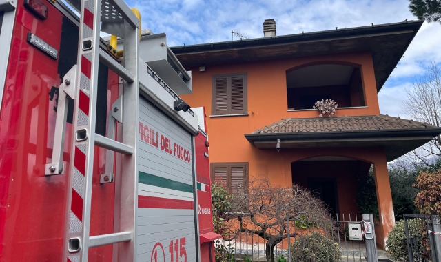La villetta dove si è sviluppato l’incendio (foto Angelo Puricelli, Blitz)