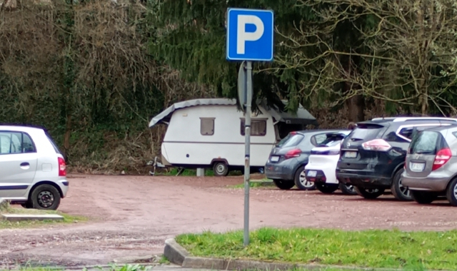 Il mezzo che staziona da tempo nel parcheggio pubblico accanto alla Provinciale del lago