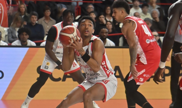 Pesante kappaò casalingo per Varese contro Reggio Emilia (foto Puricelli, Blitz)