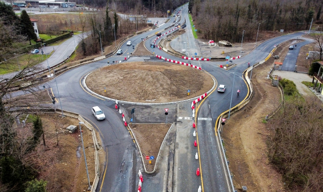 La nuova rotonda di Vergiate sulla SS629 (foto agenzia Blitz)