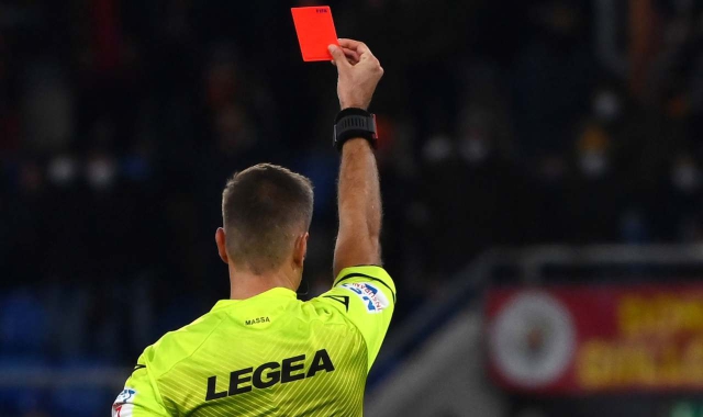 Arbitro si chiude negli spogliatoi