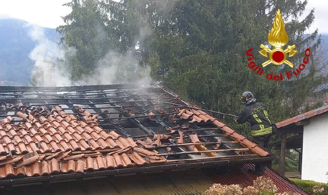 Fiamme ad Azzio, distrutto il tetto di una casa