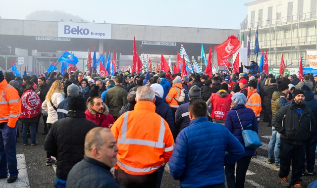 Una delle manifestazioni davanti allo stabilimento Beko di Cassinetta