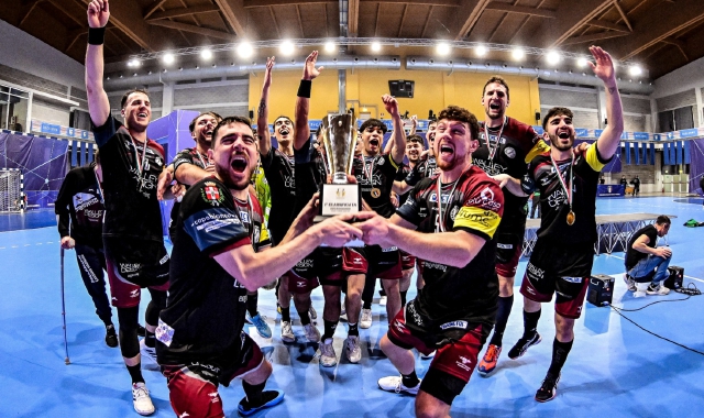 L'esultanza della Walley Design Cassano per la conquista della Coppa Italia (foto FIGH)