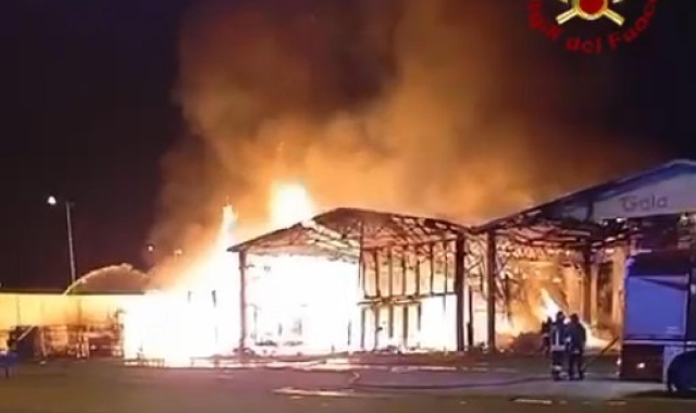 Fiamme nella notte all’Ortomercato di Milano