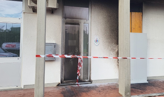 Vendetta per la multa: appicca il fuoco all’ufficio della polizia locale