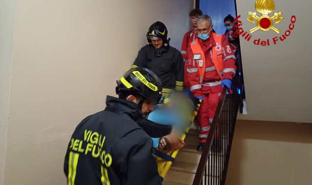 La donna trasportata al piano terreno