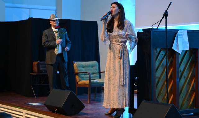 Piero Colaprico e Sarah Stride sul palco (foto Stefano Benvegnù/BLITZ)