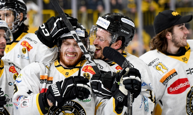 La gioia dei Mastini dopo il successo sul Caldaro (foto Canevari, Blitz)