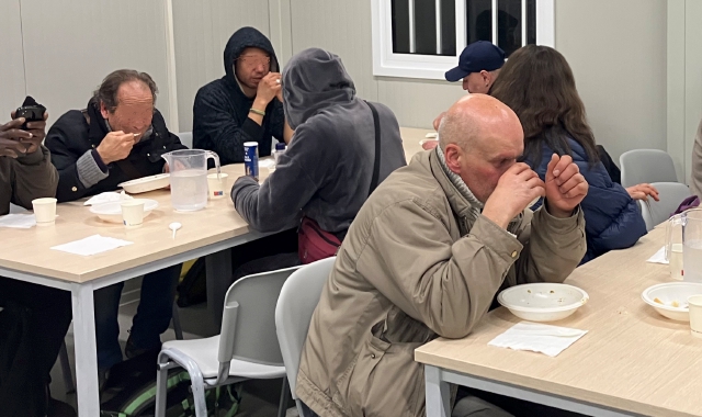 Il container dell’umanità: a cena con chi ha perso tutto