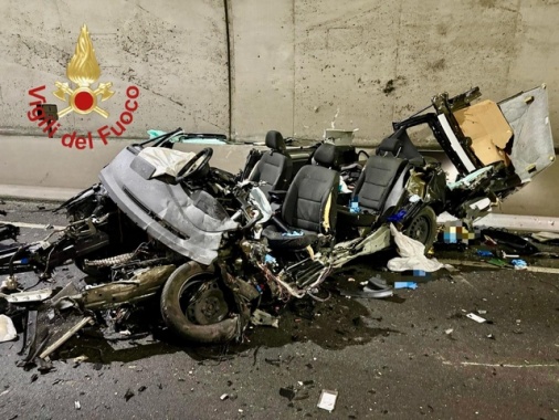 Incidente frontale nel Comasco, due morti e 5 feriti